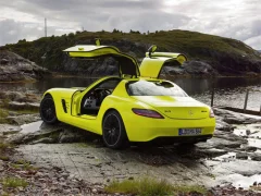 Joc Mercedes-Benz SLS E-Cell Puzzle on-line