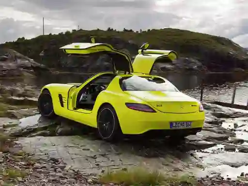 Joc Mercedes-Benz SLS E-Cell Puzzle on-line